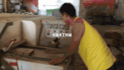 合金鋸片齒數(shù)，鋸片齒數(shù)過多會對杉木多片鋸大家切割時產(chǎn)生阻力，所以，鋸片設(shè)計時的齒數(shù)都比較少，當(dāng)然，如果多片鋸機(jī)型功率大，并且要求切割效果好的，可以使用齒數(shù)多些的鋸片